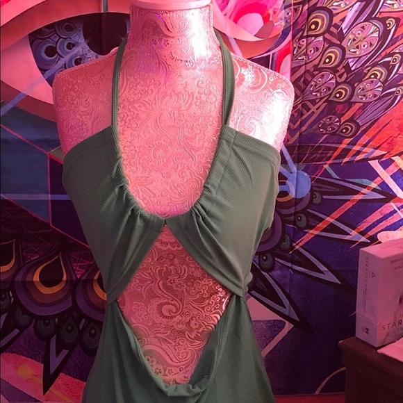 Halterneck tied backless cut dress - Picture 2 of 2